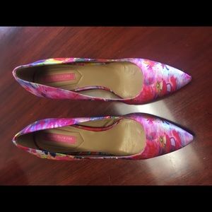 Isaac Mizrahi size 9 multi colored pumps